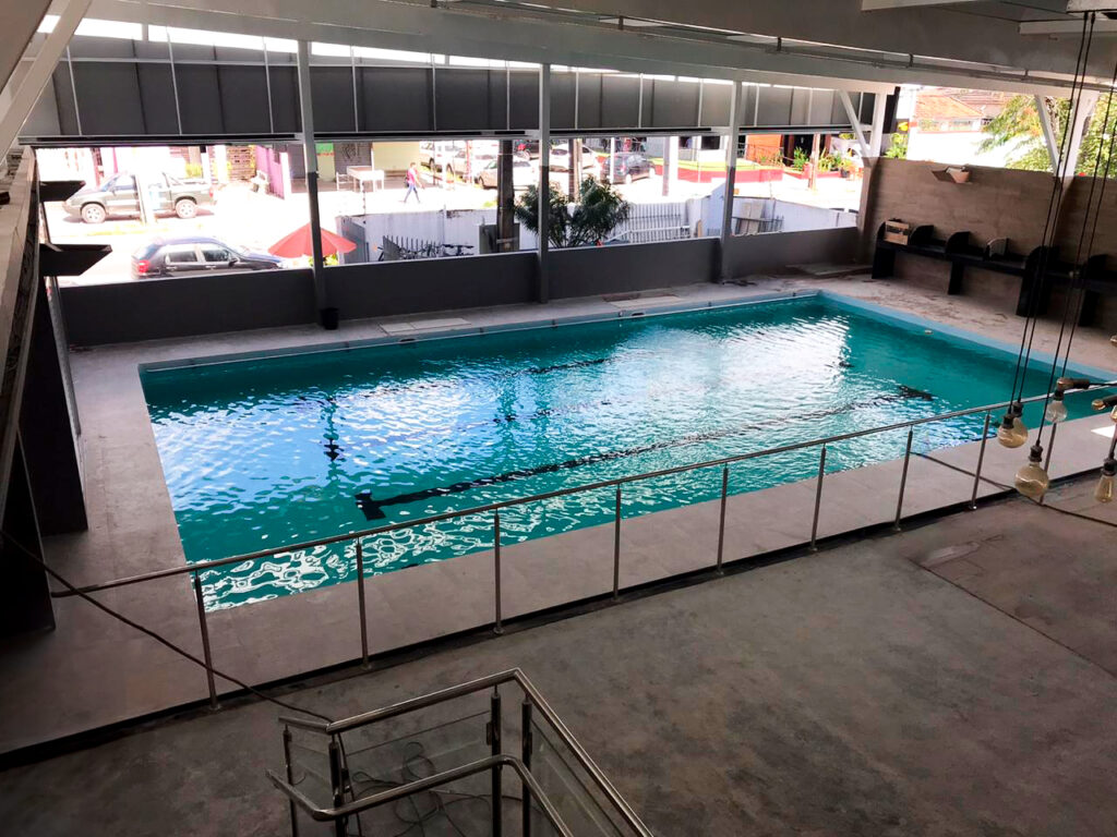 Uma piscina com raia localizada dentro de uma academia em Recife - piscina-com-raia-na-academia-ciafit-recife