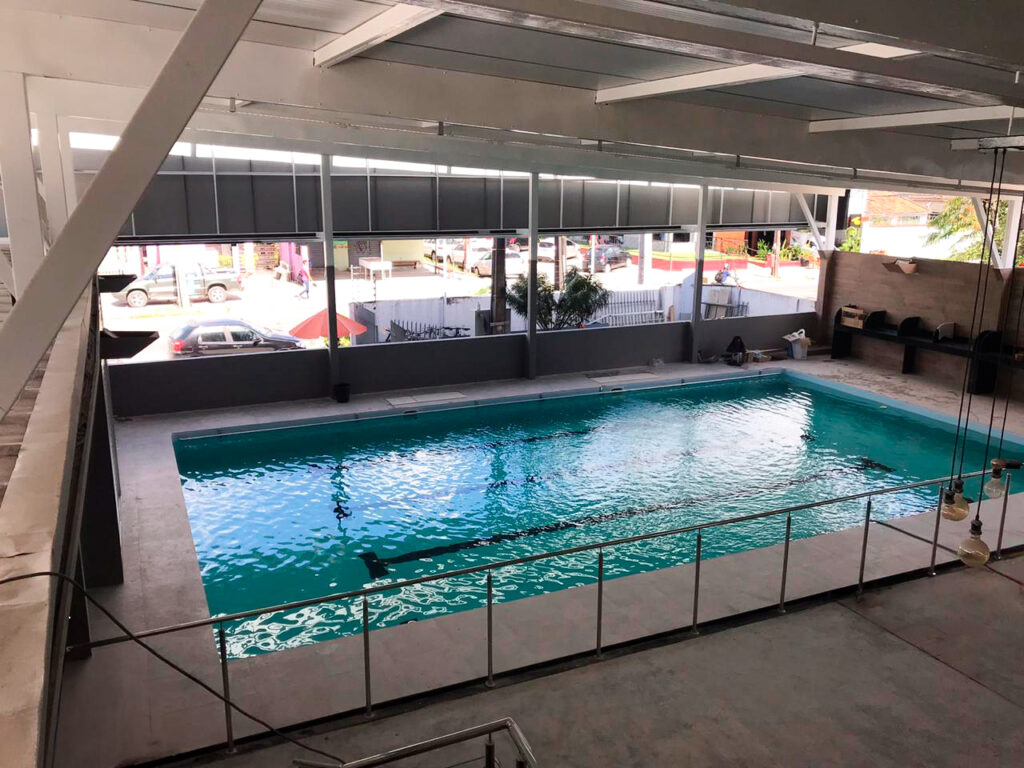 Uma piscina com raia localizada dentro de uma academia em Recife - piscina-com-raia-na-academia-ciafit-recife