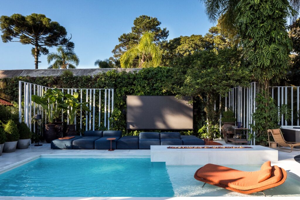 Uma piscina com lareira integrada em um espaço da Casa Cor Paraná 2024 - piscina-do-paisagista-wolfgang-schlogel-casa-cor-2024-parana