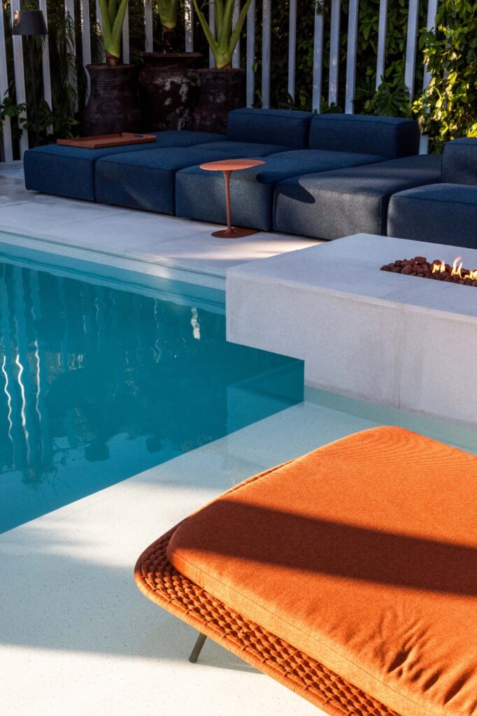 Uma piscina com lareira integrada em um espaço da Casa Cor Paraná 2024 - piscina-do-paisagista-wolfgang-schlogel-casa-cor-2024-parana