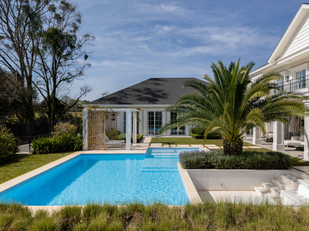 Um projeto de piscina moderno localizada em uma mansão, cercada por um jardim bonito - projeto-de-piscina-guarapuava