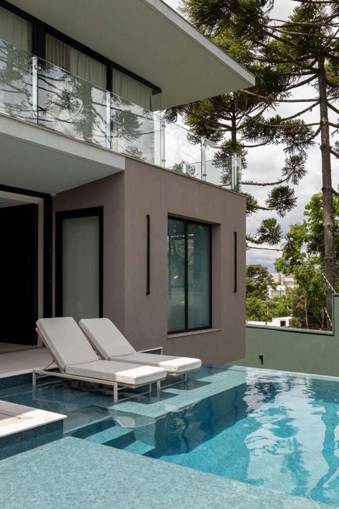  - projeto-piscina-em-l-com-prainha-e-borda-infinita-curitiba