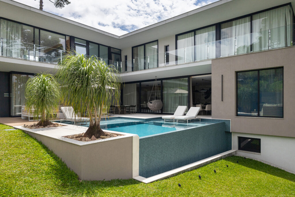  - projeto-piscina-em-l-com-prainha-e-borda-infinita-curitiba