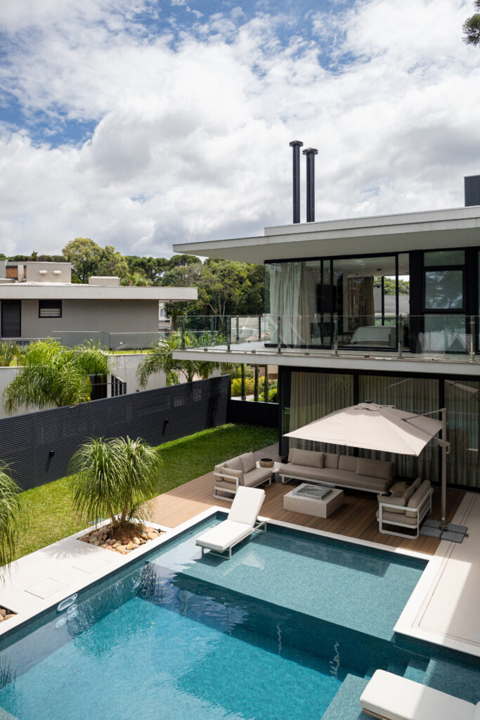  - projeto-piscina-em-l-com-prainha-e-borda-infinita-curitiba