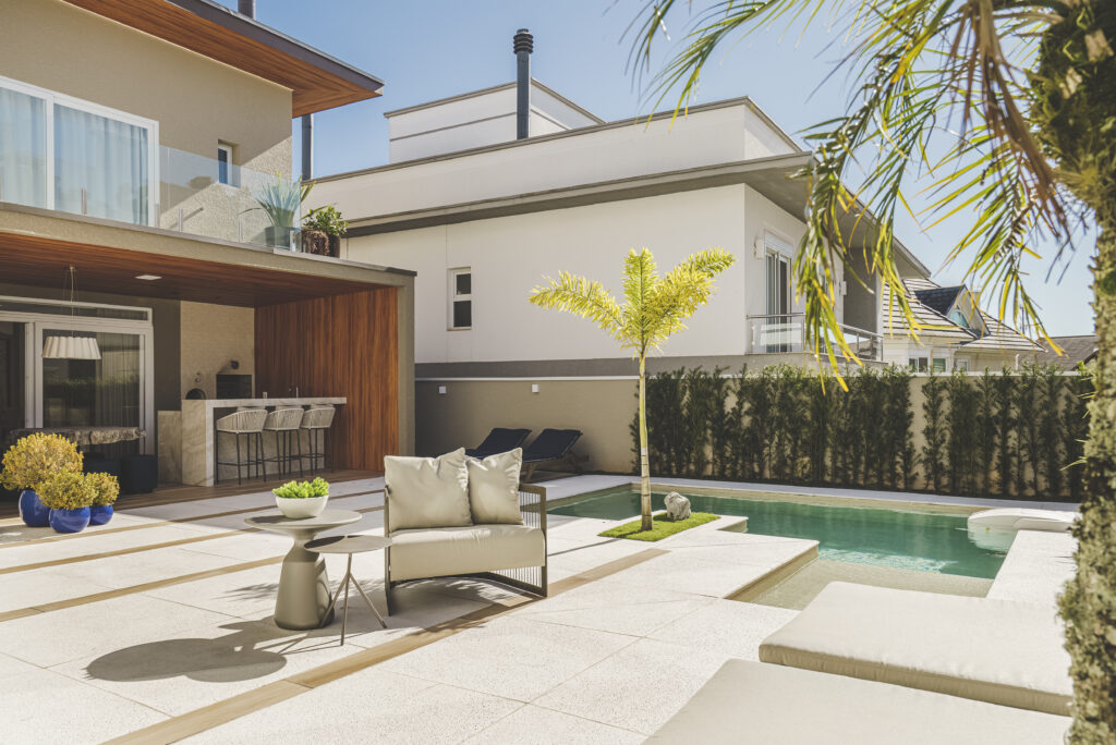 Uma piscina em área externa com um paisagismo planejado - projeto-de-piscina-da-arquiteta-mariana-stokler