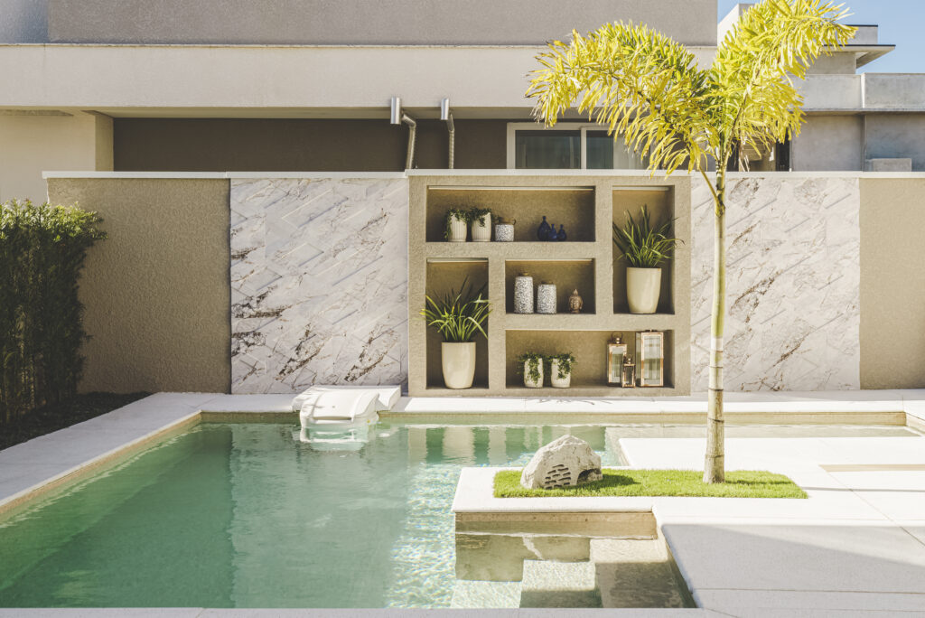 Uma piscina em área externa com um paisagismo planejado - projeto-de-piscina-da-arquiteta-mariana-stokler