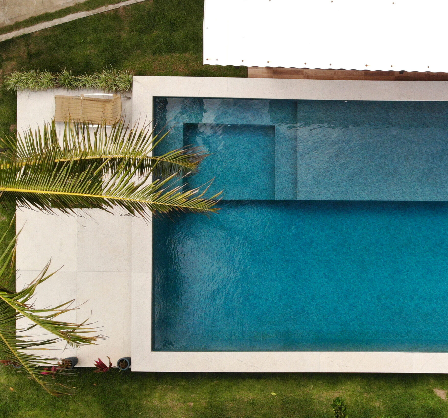 Imagem aérea da piscina Desjoyaux em um quintal
