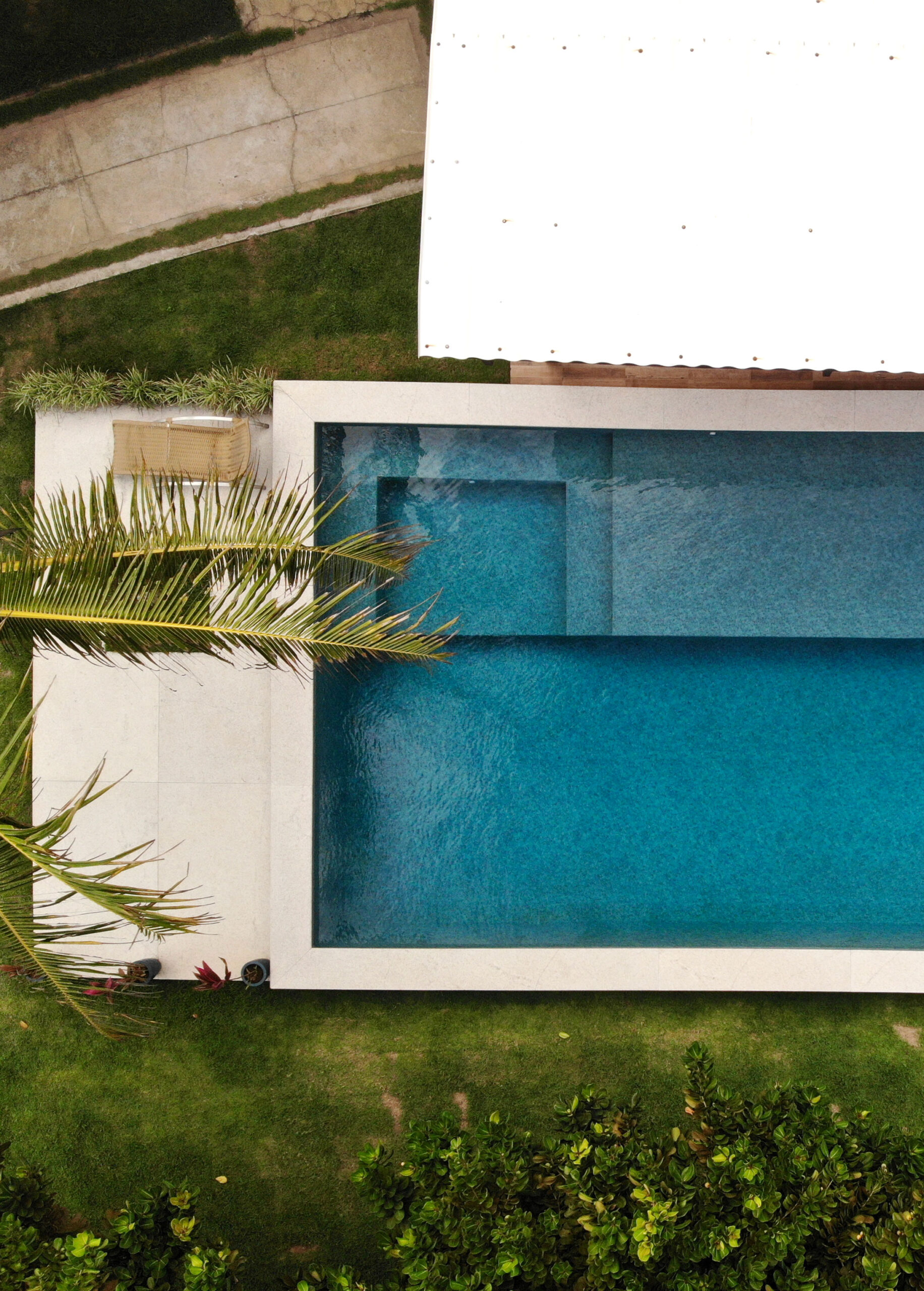 Imagem aérea da piscina Desjoyaux em um quintal