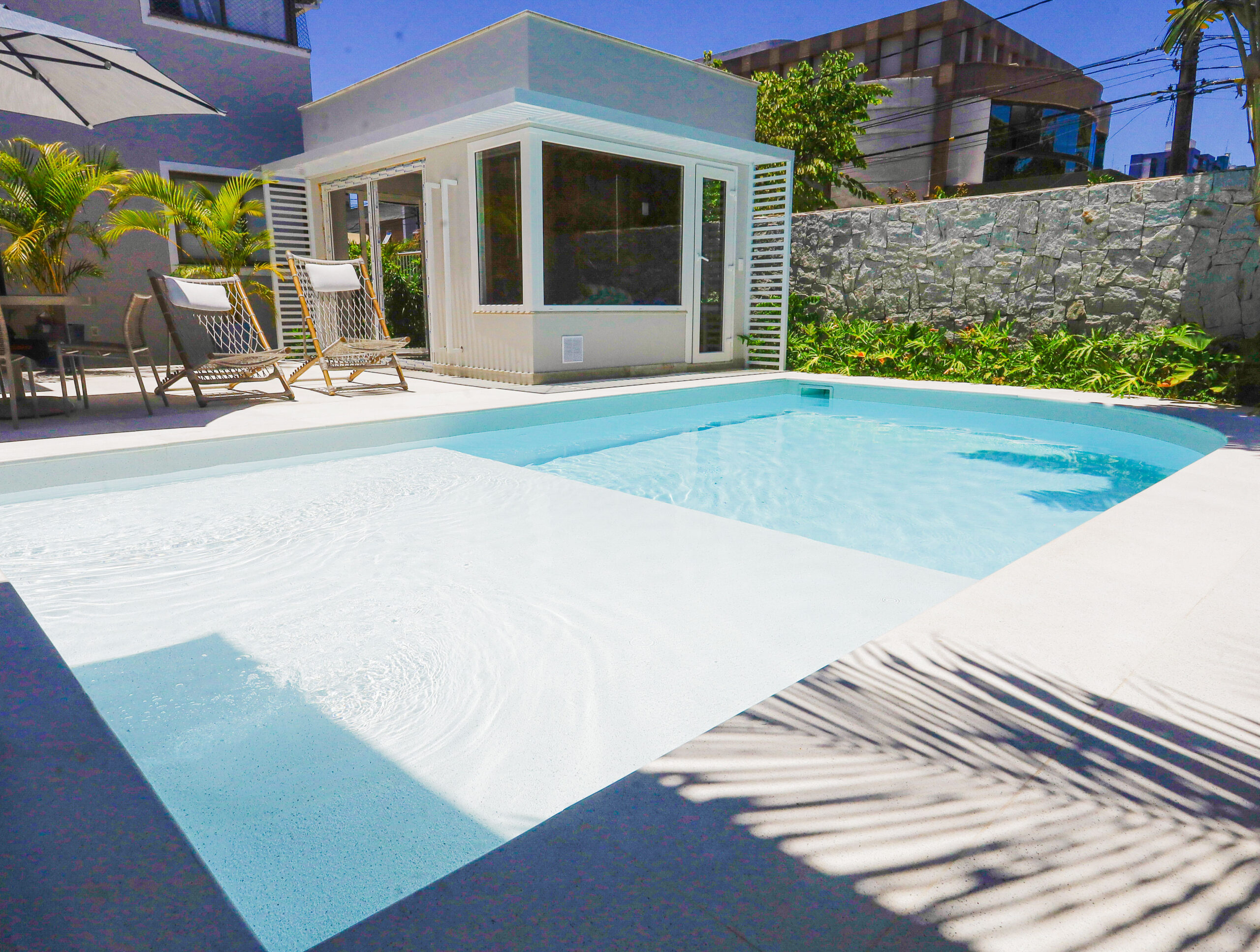 Imagem de uma piscina após a revitalização realizada pela Desjoyaux Piscinas