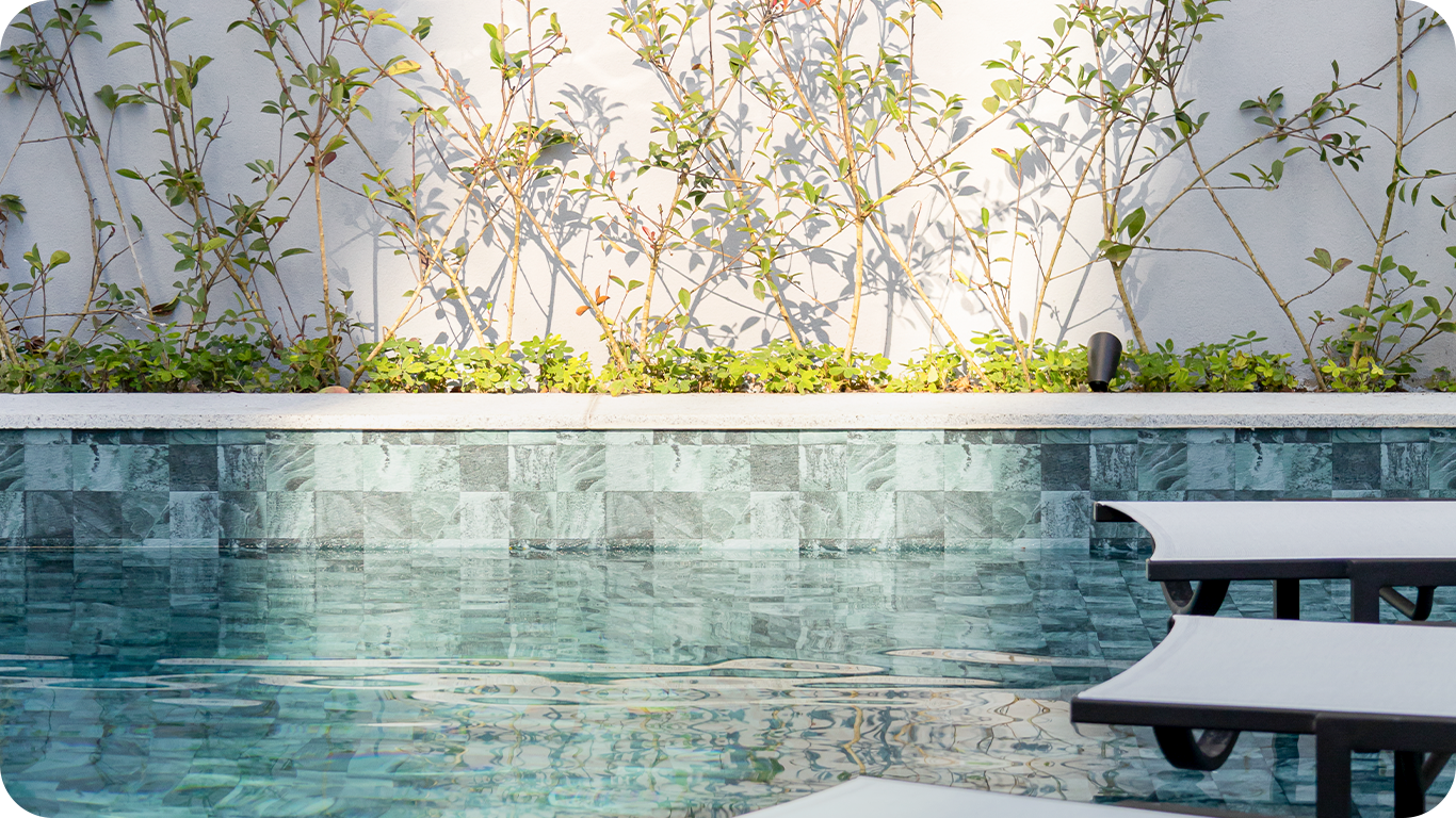 Acabamento de piscina com Pedra Hijau