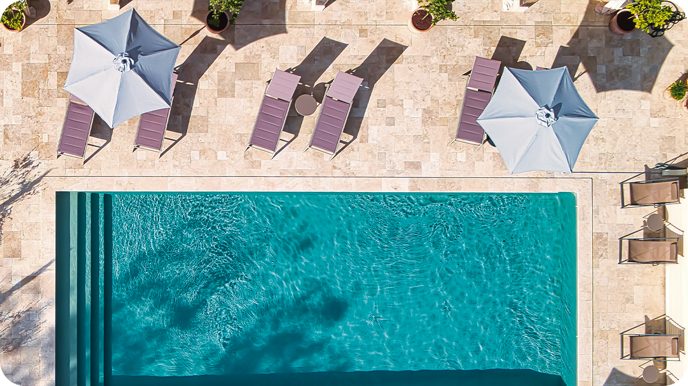 Visão aérea de uma piscina para hotel