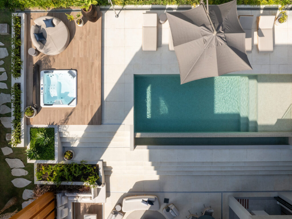 Piscina moderna com paisagem integrada