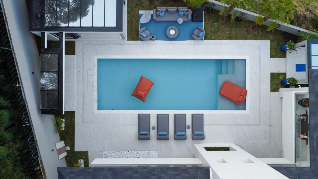 Imagem aérea da piscina Desjoyaux em uma residência em Curitiba - projeto-piscina-desjoyaux-patricia-brenner