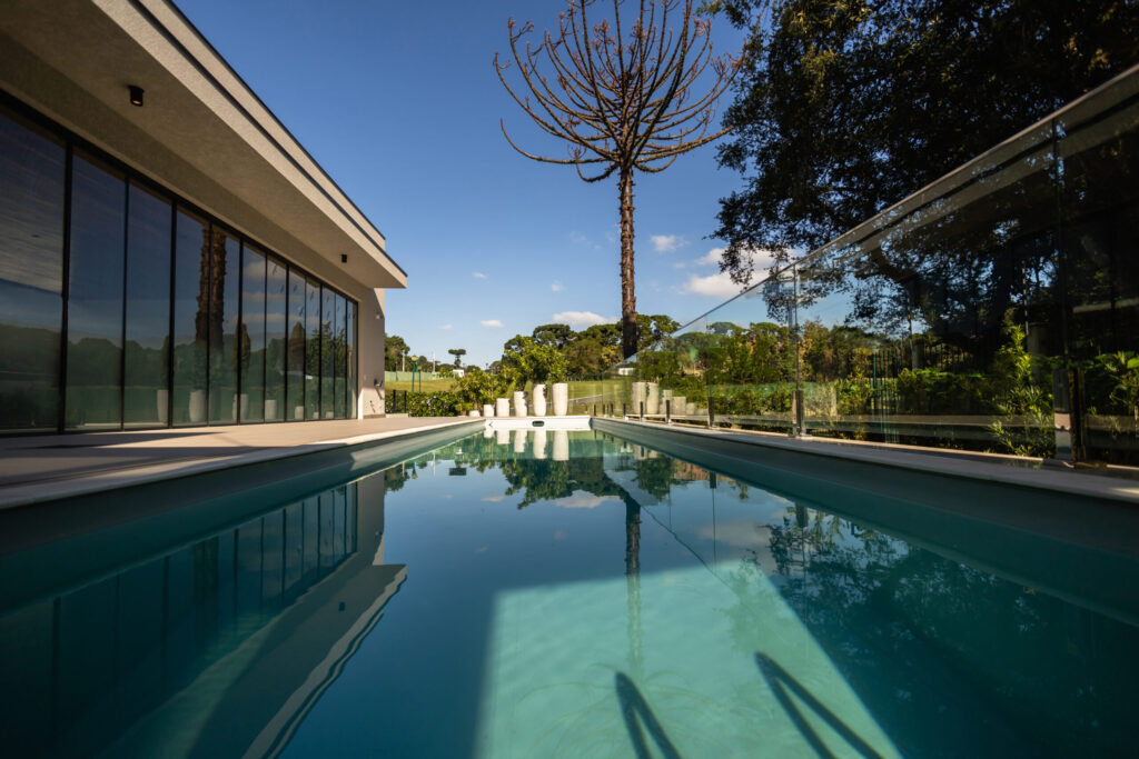 Piscina Desjoyaux em uma paisagem de serra - piscina-desjoyaux-linma-engenharia