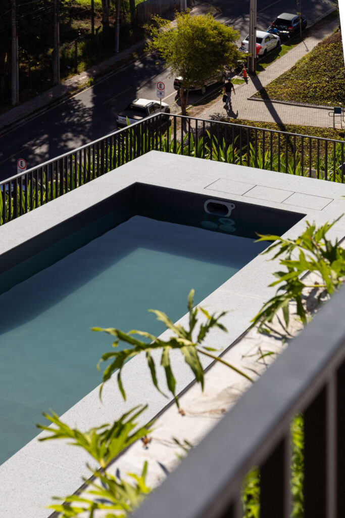 Uma piscina Desjoyaux na cobertura combinando perfeitamente com o paisagismo do jardim - piscinas-desjoyaux-laguna