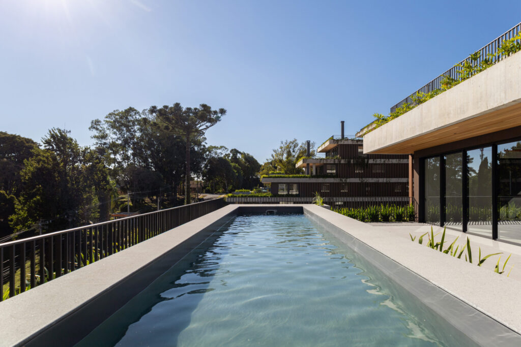Uma piscina Desjoyaux localizada em uma cobertura - piscinas-desjoyaux-laguna