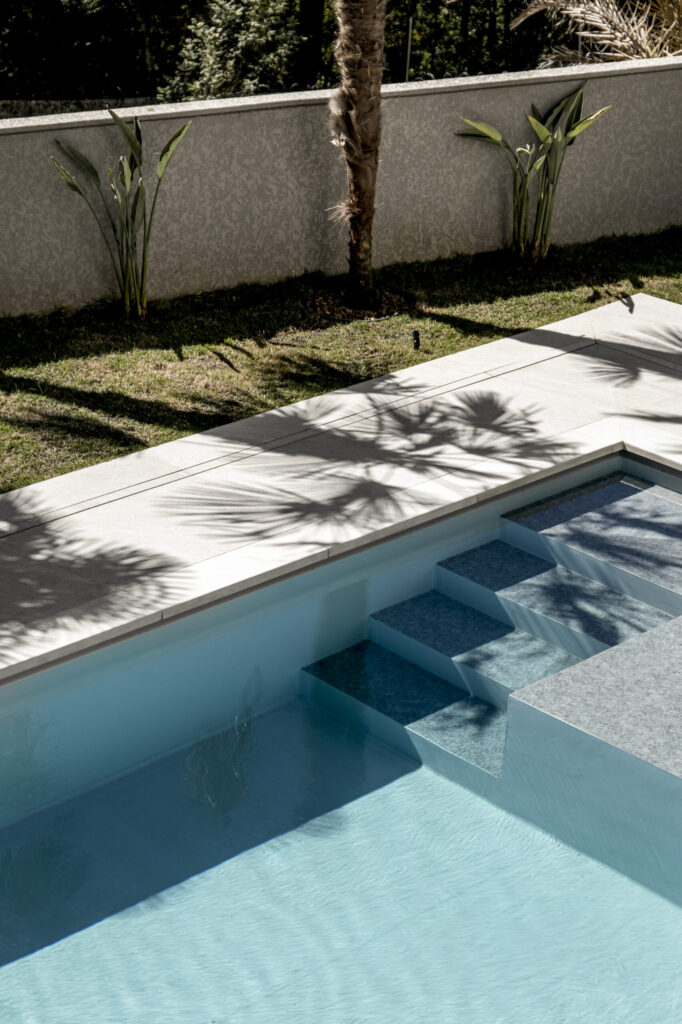 Detalhe do acabamento do revestimento Desjoyaux Piscinas - projeto-piscina-desjoyaux-patricia-brenner