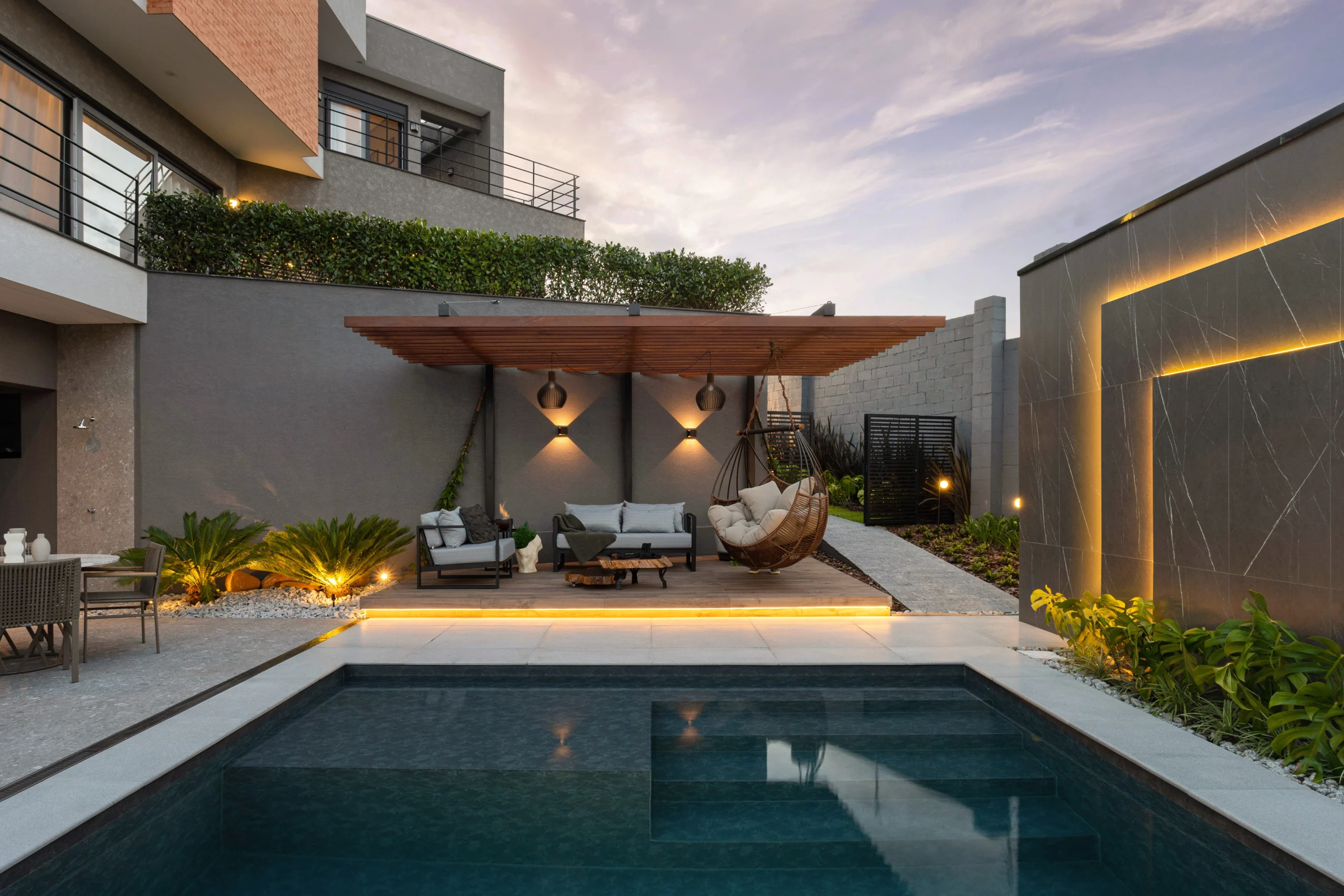 Piscina com revestimento Black Pool, nova tendência em casas de luxo